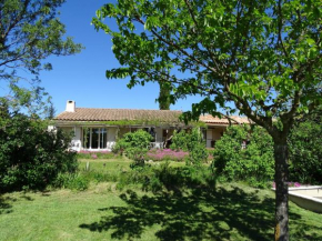 Studio idépendant au rez de chaussée d'une longère terrasse , jardin , mezzanine 1 lit double , 2 matelas sur mezzanine , hauteur limitée pour enfants